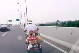 老伯骑三轮误上高架 好心司机打双闪一路护送图片