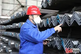 河钢宣钢1.8万吨高端角钢为张北柔直工程架起钢筋铁骨图片
