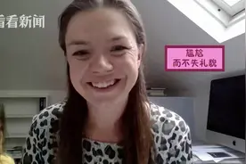 你的小可爱突然出现！妈妈正在接受采访萌娃乱入 主持人笑翻了图片