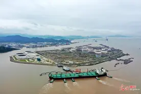 浙江舟山：船来船往监管忙图片