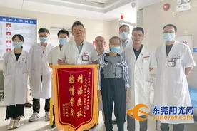 驼背40年！东莞六旬老人如今“挺直腰杆”图片