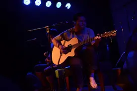 寸铁《近人可读》：血色的浪漫，快被有了新愁的年轻一代遗忘图片