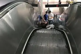 老夫妇自动扶梯上摔得仰面朝天，3名90后一连串救人动作干净利落图片