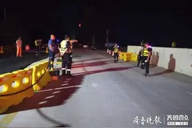 黄河洪峰首次过境淄博，城际救援队凌晨冒雨护堤图片