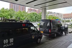 杭州一酒店房间总是有神秘客人进出，民警一查，30名男女被一锅端图片