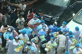 地震瞬间，贵州这些医护人员逆行冲进病房，一人抱走一个娃！网友：这一幕暖哭了.....图片