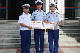 荣光！消防员飞身刀下救男童 海南消防千里送奖到家乡图片