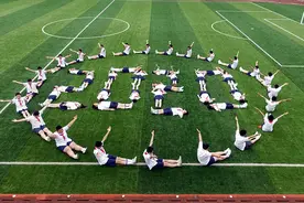 苏州：小学生毕业合影拍摄个性十足图片