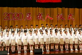 在特殊的2020年，这届高三学生点亮18岁生日蜡烛，唱出少年意气风发图片