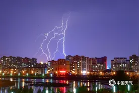 震撼！内蒙古海拉尔遭遇雷暴 闪电夜空中狂舞图片
