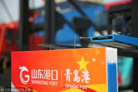 青岛：港口工人亮绝活图片
