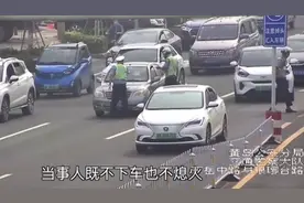 青岛街头惊险一幕！女子开车撞向交警、顶翻警用摩托，又连闯3个红灯！你还想跑…图片
