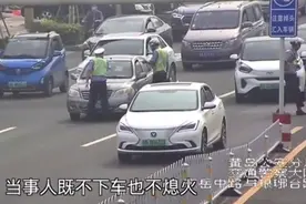 青岛街头惊险一幕！女子开车撞向交警、顶翻警用摩托，又连闯3个红灯！你还想跑…图片