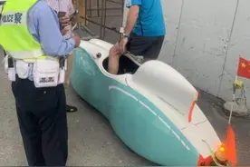 老外在上海街头开8000欧元“潜水艇”上路，因系无牌电动车被警方处罚图片