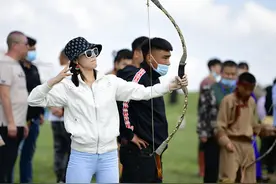 内蒙古乌兰察布举行敖包文化节 游客畅游草原图片