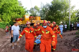 水泥罐车侧翻下6米高山坡 司机头部流血被困驾驶室 多亏消防紧急救援图片