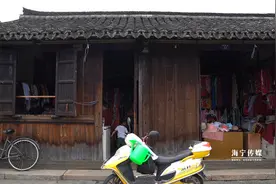 海宁20㎡小店开在景区，手工定制一件衣服不到百元，生意红火30年图片