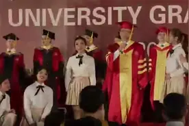 两场毕业典礼两位校长都唱了《送别》，你pick哪一版图片