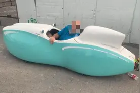 老外驾驶“脚踏潜水艇”在上海街头行驶，被“扣车”罚一百元图片