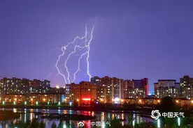 震撼！内蒙古海拉尔遭遇雷暴 闪电夜空中狂舞图片