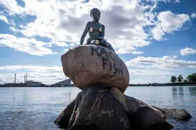 丹麦国宝小美人鱼雕像被喷上“种族主义鱼”涂鸦，警方在查图片