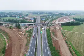山东省最大互通立交——宁梁高速东平湖枢纽互通立交桥梁工程主体完工图片