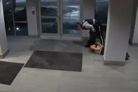 华人女生遭骑警暴力殴打，加拿大皇家骑警道歉：将对涉事警员展开调查图片