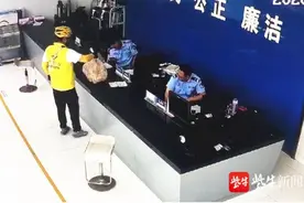外卖小哥“受人之托”给派出所送东西：6份喷香的烤鸭图片