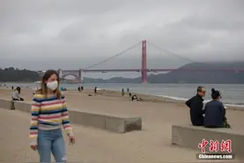 美国34州新增病例上升 民众仍涌向海滩庆祝独立日图片