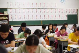 考生立下高考“军令状”自我激励相互监督图片