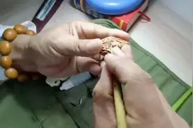 果然视频｜小桃核刻画大世界，济南核雕传承人巧手雕十八罗汉视频封面