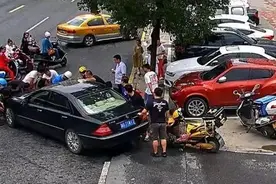 浙江外卖小哥卷入车底！58秒，这一幕让人热泪盈眶图片
