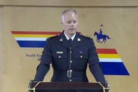 华人女生遭加拿大女警暴打拖行 皇家骑警高官道歉了视频封面