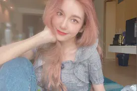 Rita更新微博：今天太热就在家凹造型啦图片