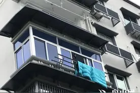 晾衣架与楼下雨篷距离不够 白虎山新村北区有居民为晾晒犯愁图片