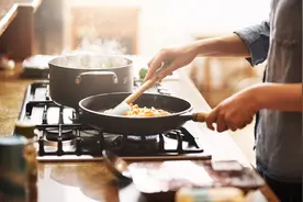 铁汉柔情！东北男人爱做饭图片