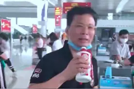 带茅台酒乘高铁过安检被拒 男子当场把酒一饮而尽称喝下的是人生图片