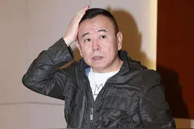 潘长江被误传离世后首露面，拍戏造成粉碎性骨折只能坐轮椅图片