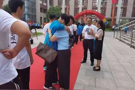 济宁一中为学子高考壮行，峰顶就在不远的前方图片