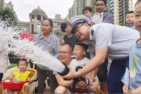 长沙县“消防车进社区”，居民体验水枪灭火图片