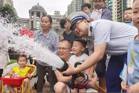 长沙县“消防车进社区”，居民体验水枪灭火图片
