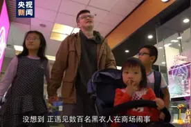 面对暴徒殴打 他带着儿女高唱国歌图片