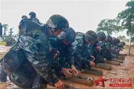 雨中射击！瞄准实战环境 锤炼官兵射击硬功夫图片