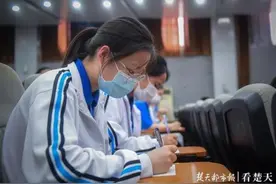 高考前的“最后一节课”，学校为高三学生补办“成人礼”图片