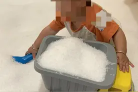 4岁孩子耳朵里掉出一颗白色小珠子，惊魂竟来自孩子爱玩的这东西图片
