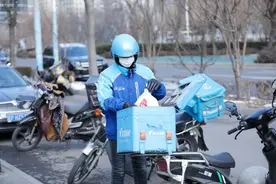 上海一55岁外卖小哥月月都是“跑单王”，配送距离绕地球一圈图片