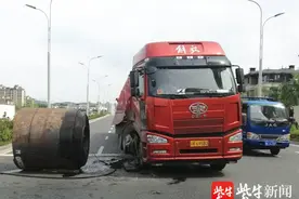 一个急刹车，20吨重的大钢卷从货车上砸落在地，货车油箱也被砸坏，柴油汩汩漏出图片