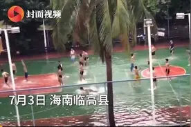 男生光脚丫趟水热情高涨打篮球 网友：男孩子的快乐就是这么简单图片