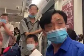 男子地铁猥亵女乘客被周围群众控制，成都警方：行拘15日图片