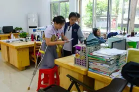 美女教师骨折不离课堂 金鸡独立式上课姿势感动学生图片
